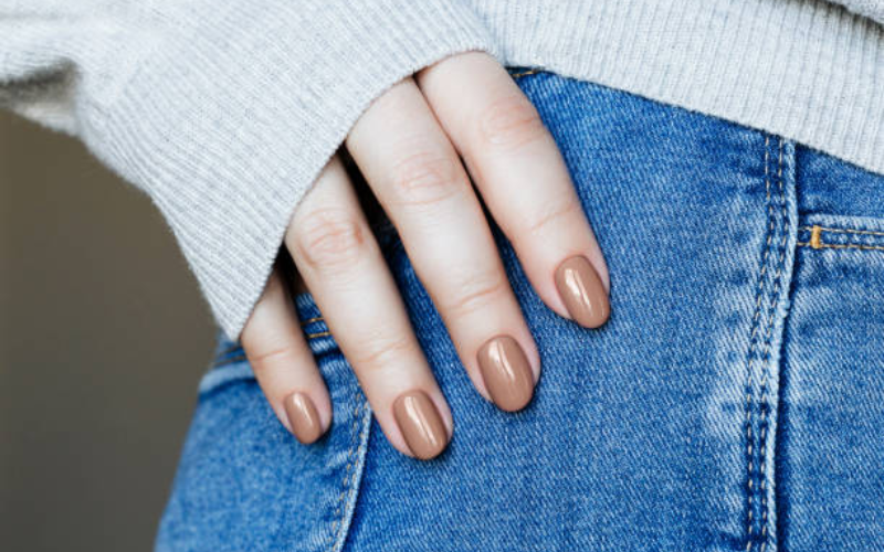 Móng tay đơn giản với sơn một màu tinh tế