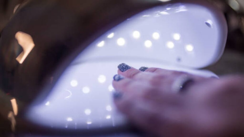 Làm khô sơn gel dưới đền LED