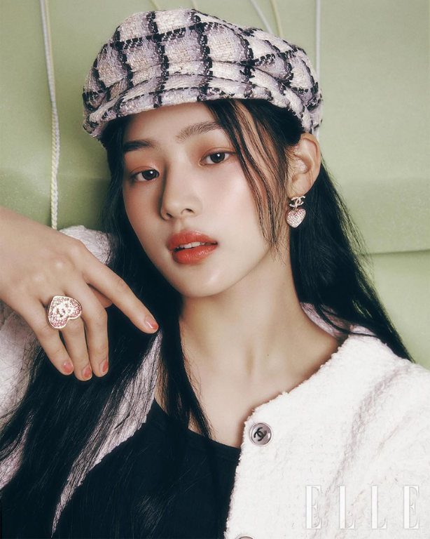 Minja (NewJeans) trong bộ nail của Park Eunkyung trên tạp chí ELLE