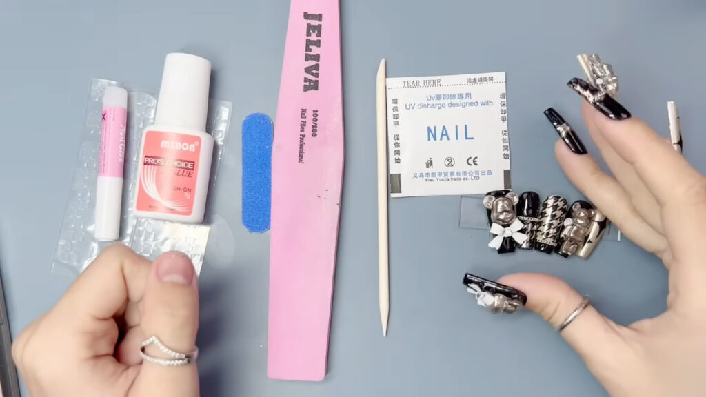 Chuẩn bị dụng cụ trước khi tiến hành dán móng tay giả