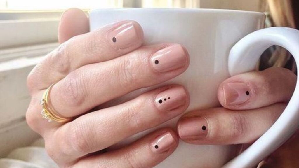 Nail họa tiết chấm bi