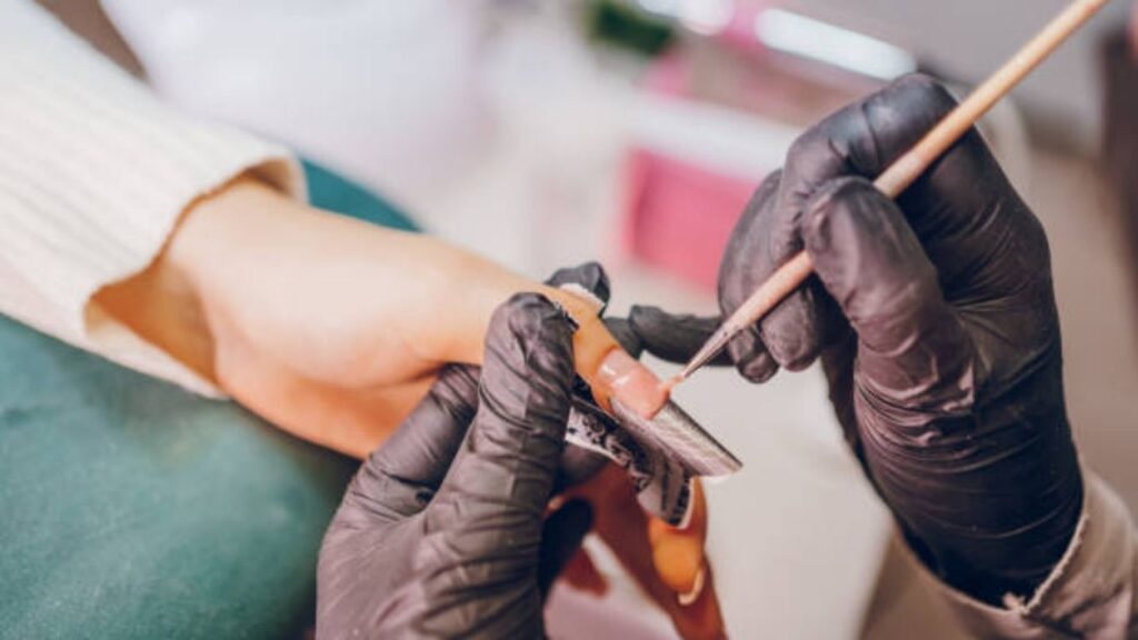 Cọ vẽ là dụng cụ vẽ móng tay phổ biến 