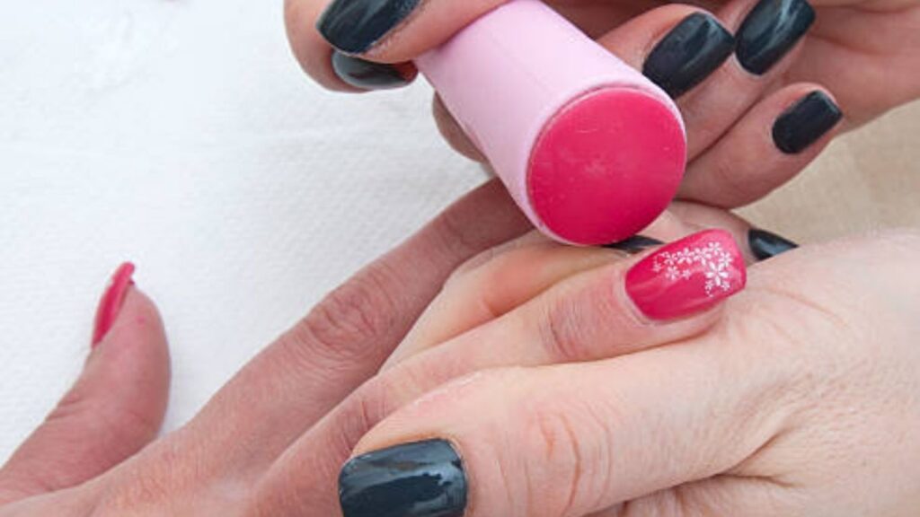 Dụng cụ dập móng