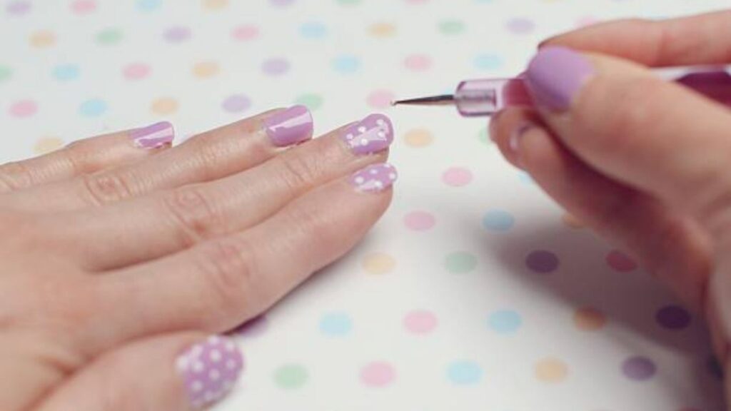 Kỹ thuật vẽ móng tay chấm bi