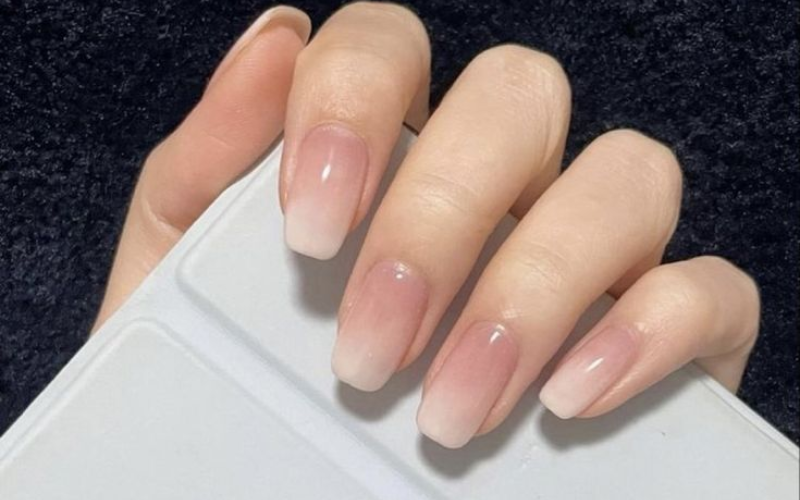 Móng tay đơn giản kiểu trang trí đầu móng  French tip