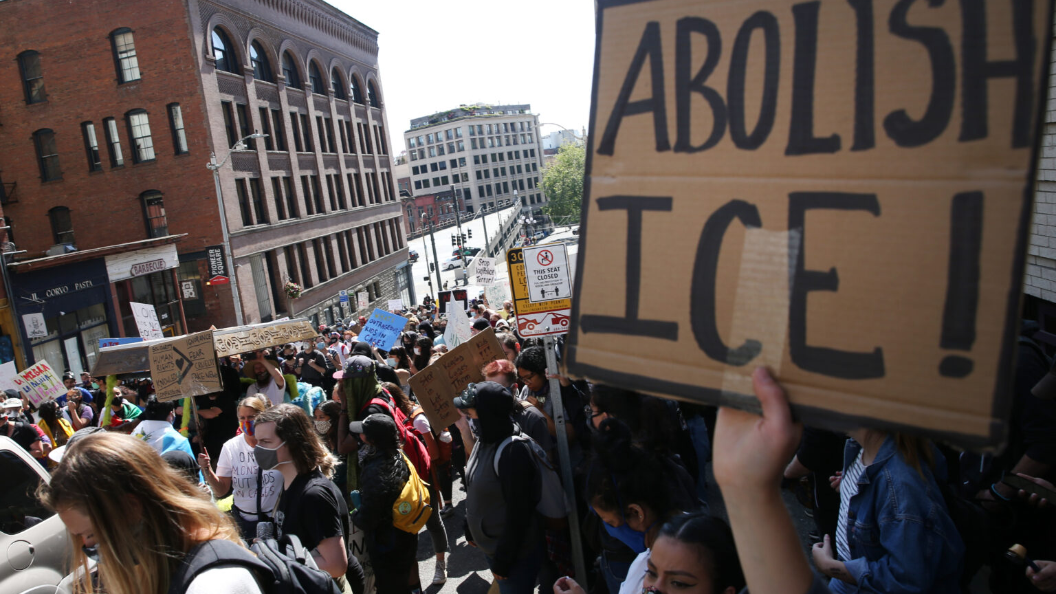 Adorable Christmas Press-On Nails Ideas