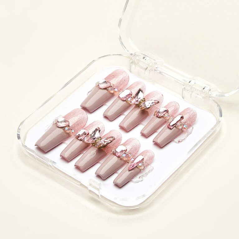 Adorable Christmas Press-On Nails Ideas