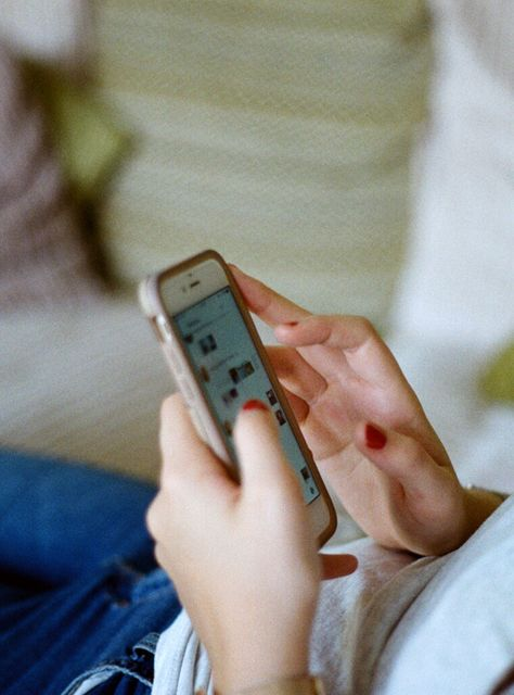 Làm việc hiệu quả trên điện thoại ngay khi gắn móng giả