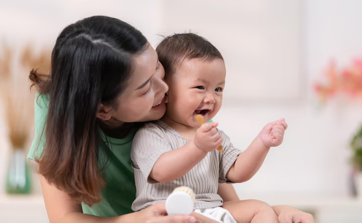 Mẹ bỉm gắn móng giả khi chăm em bé cần lưu ý gì?