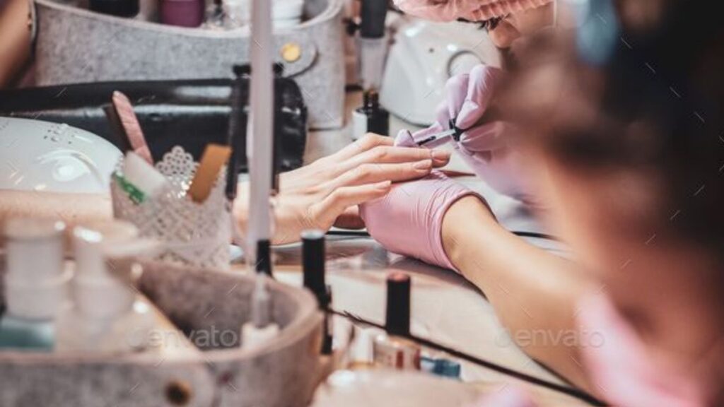 Khó khăn của thợ làm nghề nail tại Việt Nam