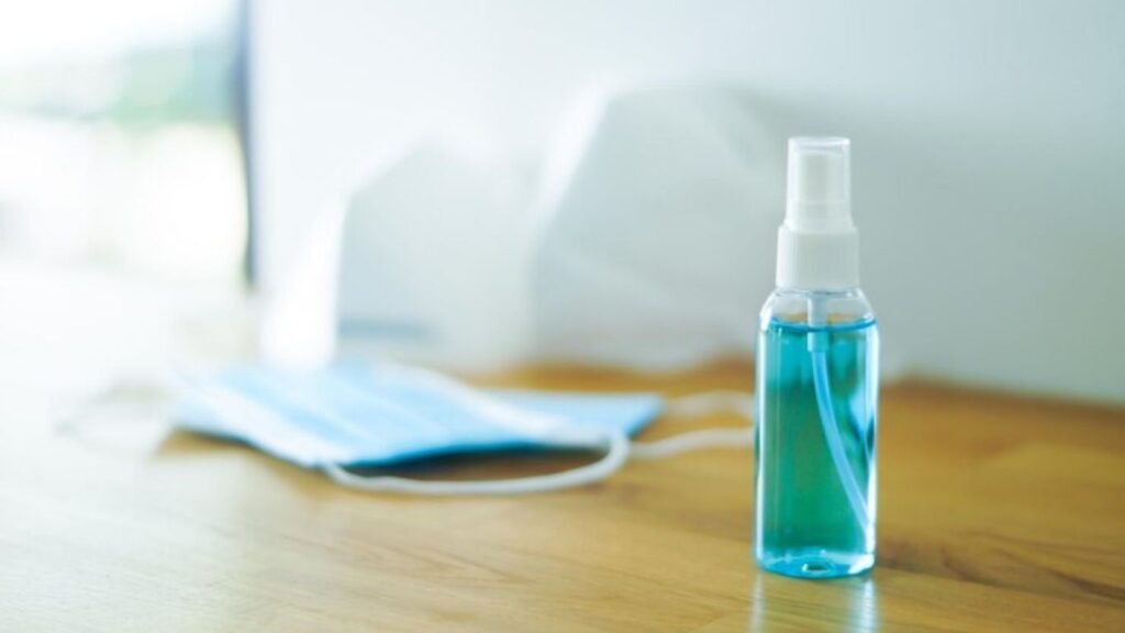 Tẩy sơn móng tay bằng cồn y tế hoặc cồn sát trùng