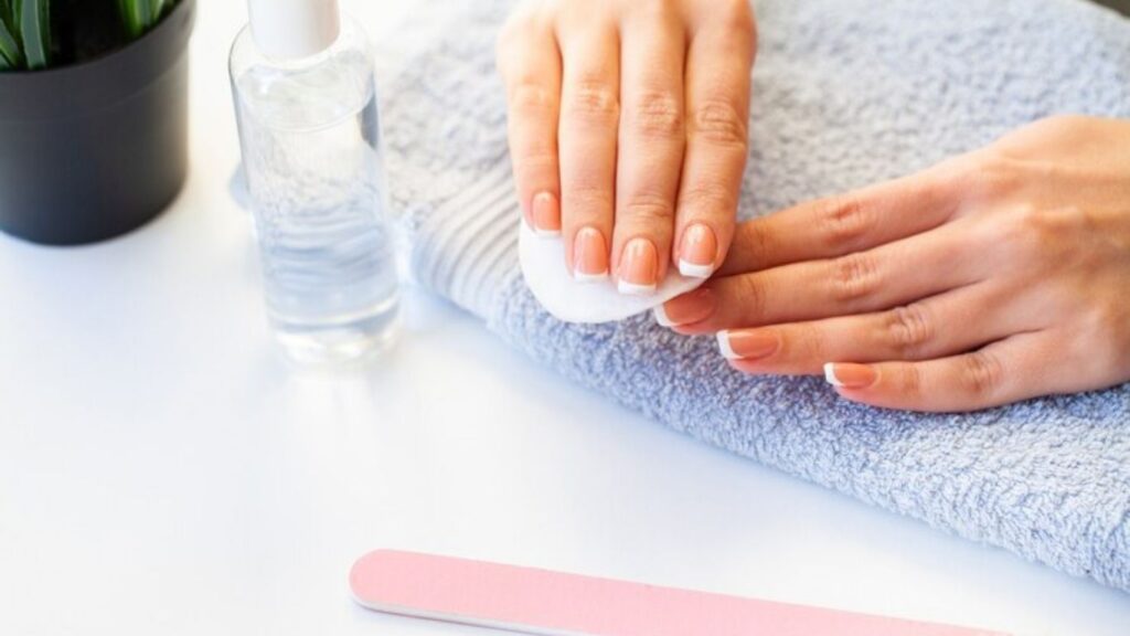Tẩy sơn móng tay bằng nước tẩy chuyên dụng
