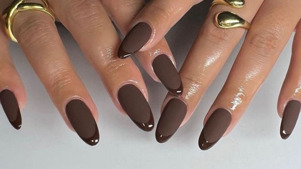 Màu sơn móng tay đẹp cho da ngăm: nâu socola