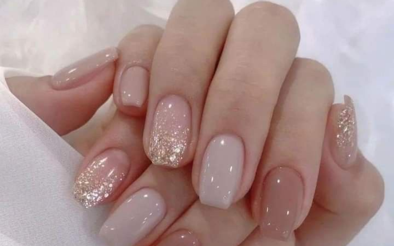 Móng tay nhắn kim tuyến