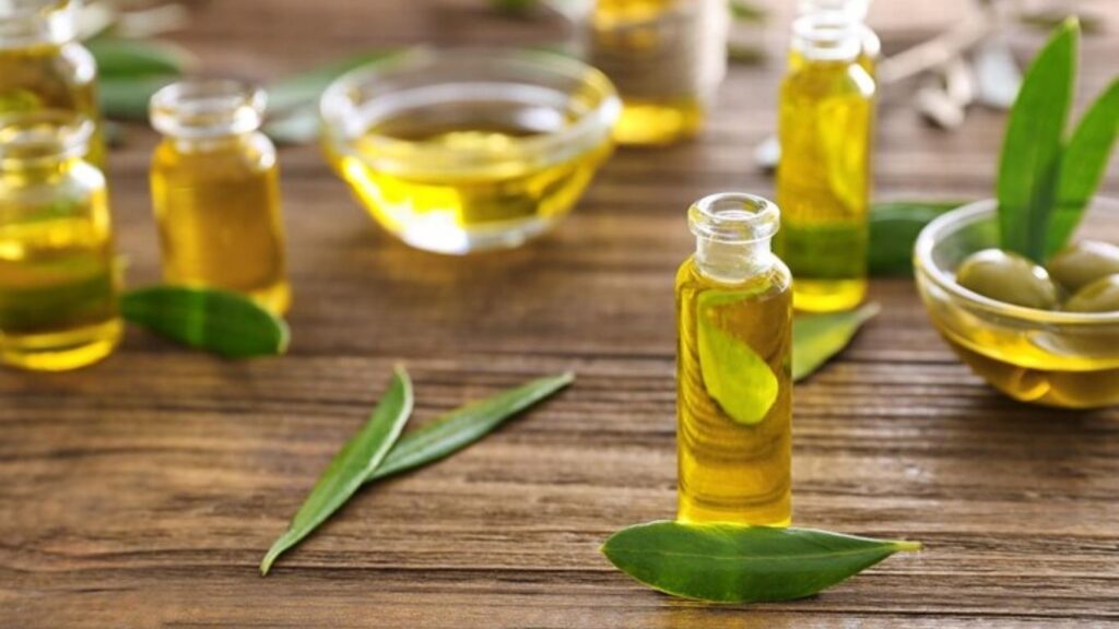 Tẩy sơn móng tay tại nhà bằng phương pháp tự nhiên: dầu dừa hoặc dầu olive