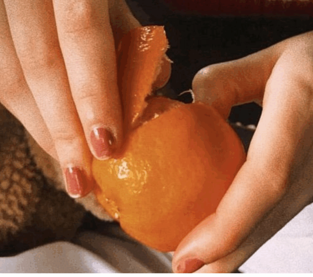 Bóc vỏ trái cây đã dễ dàng hơn khi gắn móng giả 