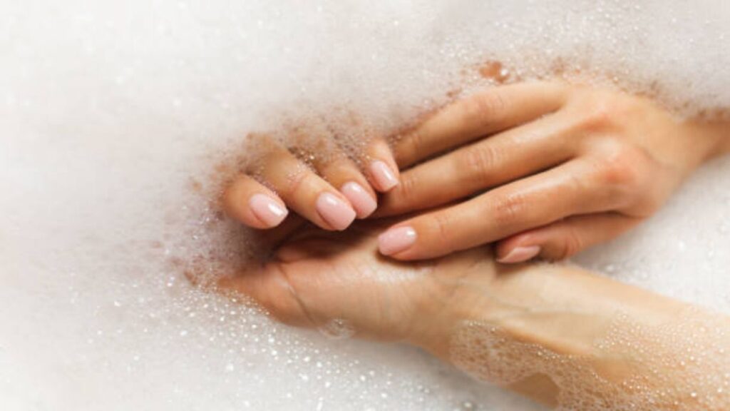 Làm sạch móng trước khi gắn móng tay giả