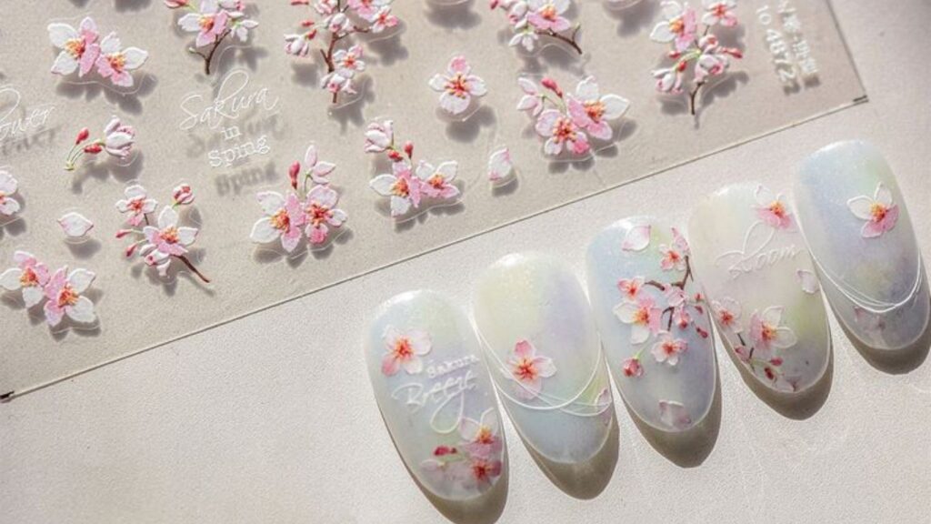 Móng tay họa tiết  hoa anh đào đậm phong cách Nhật Bản