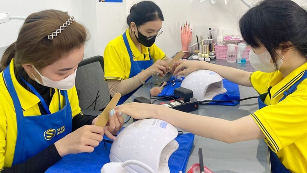 Người học nail thực hành tại học viện