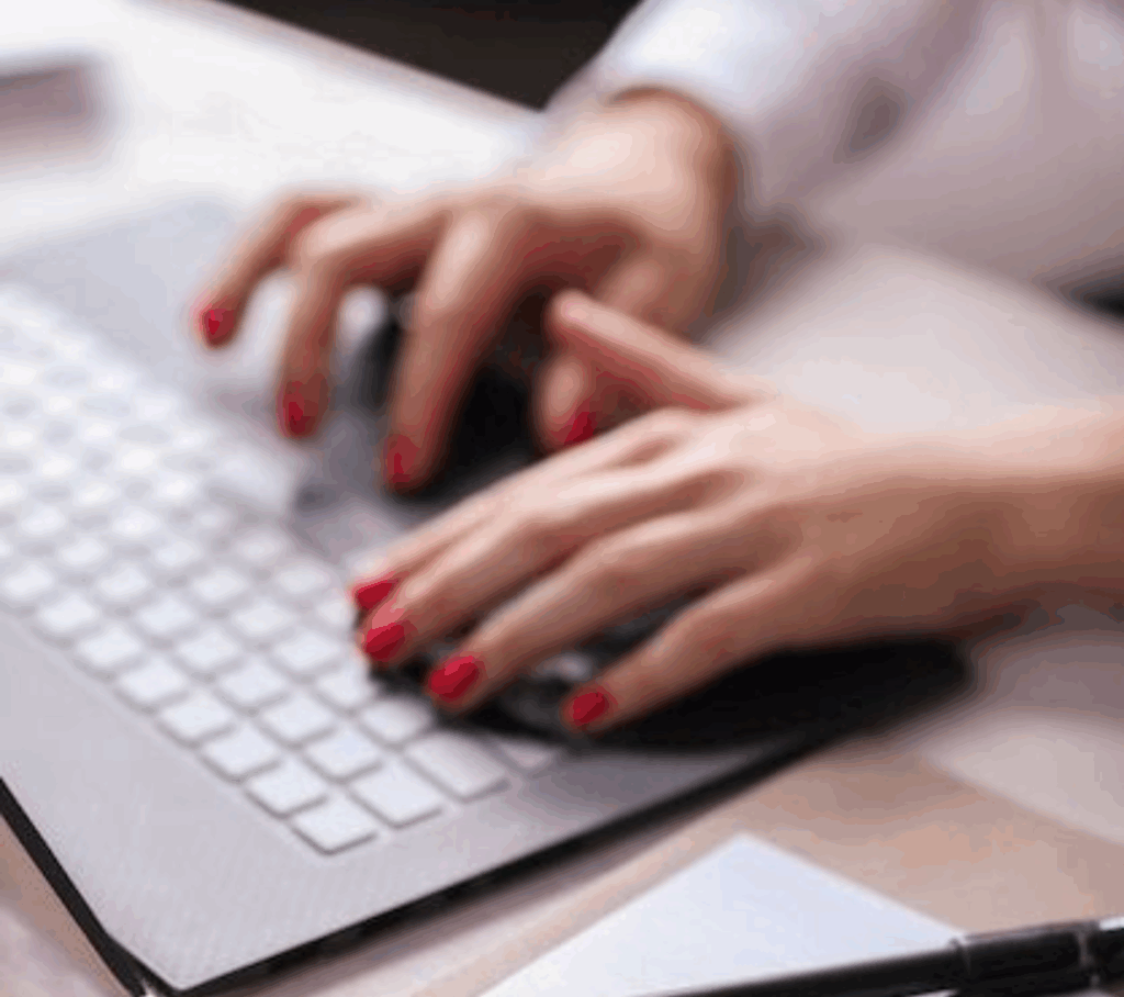 Làm việc hiệu quả trên laptop khi gắn móng giả