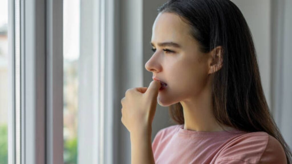 Áp lực và căng thẳng là nguyên nhân dẫn đến thói xấu cắn móng tay