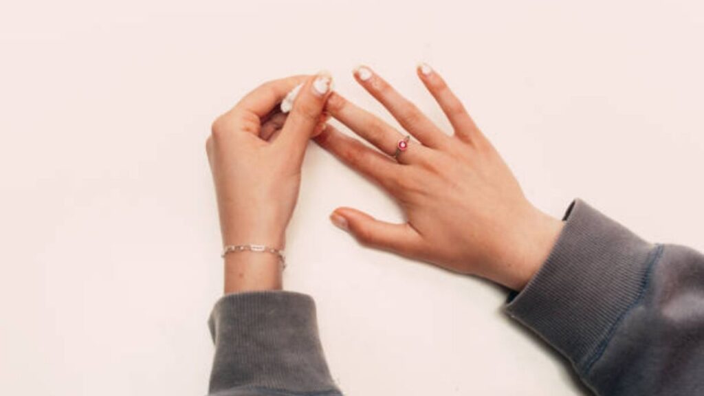 Tháo móng tay đúng kỹ thuật cũng là cách bảo vệ móng tay 
