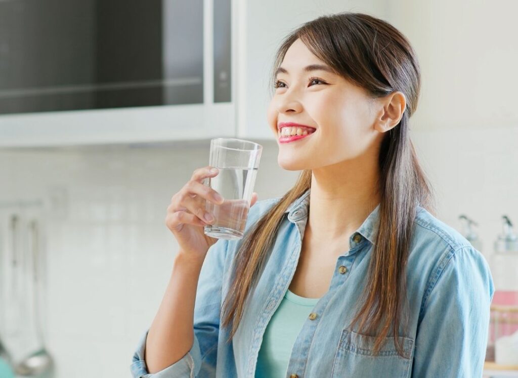 Uống đủ nước cũng là cách dưỡng móng tay khỏe 