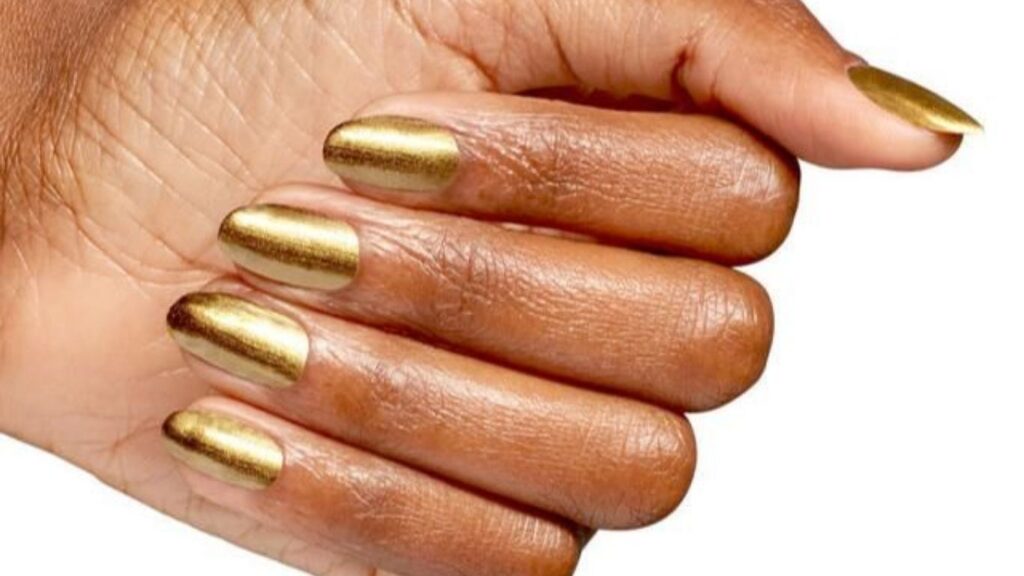 Màu sơn móng tay đẹp cho da ngăm: vàng ánh kim