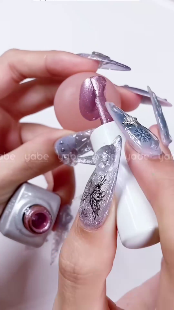 Son bóng giúp móng giả bền màu và tự nhiên