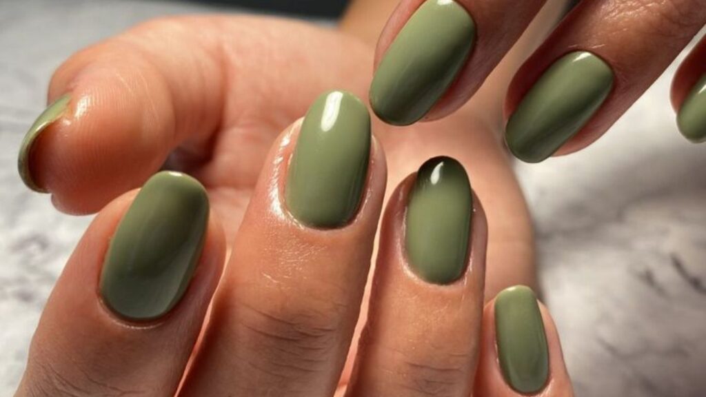 Màu sơn móng tay đẹp cho da ngăm: xanh bạc hà